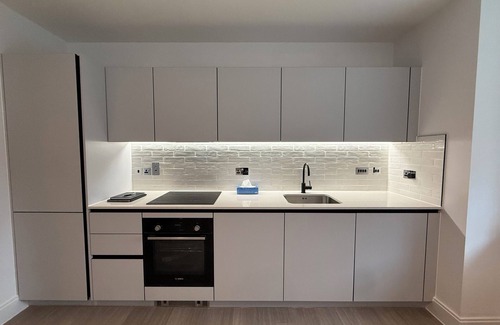 Slough Apartment | Luxury 2 bedroom apartment near Windsor - 5 mins walk to Slough train station