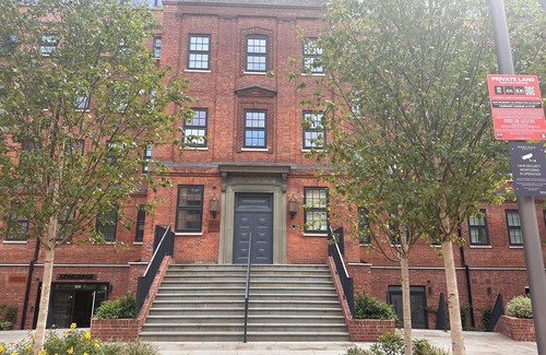 Slough Apartment | Luxury 2 bedroom apartment near Windsor - 5 mins walk to Slough train station