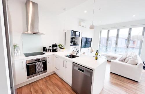 Albany Apartment | Luxury 2 Bedroom Apartment with cocktail bar and espresso machine