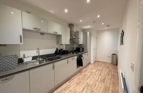 Bishopton Apartment | Luxury 2 Bedroom Flat in Quiet Village w/Ensuite