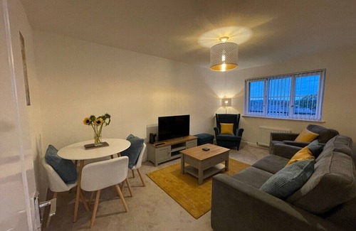 Bishopton Apartment | Luxury 2 Bedroom Flat in Quiet Village w/Ensuite