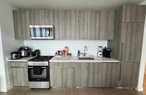 Queens House | Luxury 2 beds 2 baths Corner Apartment Breathtaking City Views Modern Retreat