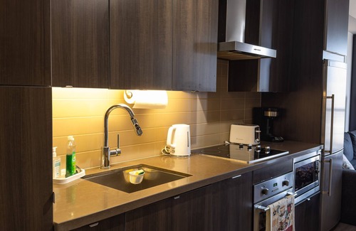Toronto Entertainment District Hotel | Luxury 2 Beds with Lakeview near CN Tower, Scotia Arena & FREE PRIVATE PARKING