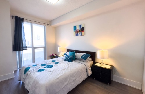 Toronto Entertainment District Hotel | Luxury 2 Beds with Lakeview near CN Tower, Scotia Arena & FREE PRIVATE PARKING