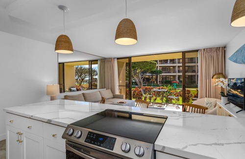 Kihei Condo | Luxury, 20 steps from the ocean, pool, jacuzzi! Newly remodeled, best location!