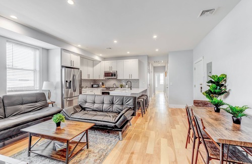 Harbor View - Orient Heights Apartment | Luxury 2BD/2BA Near Airport 1750