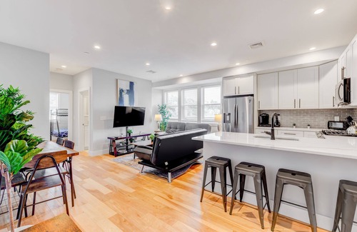 Harbor View - Orient Heights Apartment | Luxury 2BD/2BA Near Airport 1750