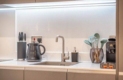 Leeds Apartment | Luxury 2BR/2BA in Leeds Centre w/Terrace & View