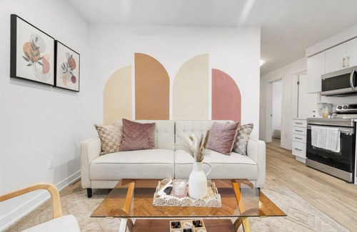 Louth Apartment | Luxury 2BR/2BTH Suite | 5 Mins to The Falls | Stylish & Spacious | Sleeps 5