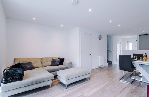 Salford House | luxury 2br in salford, slps 6, wifi, parking & ps5