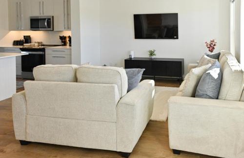 Chestermere House | Luxury 3 Bdrm 3 Bath townhome in Chestermere