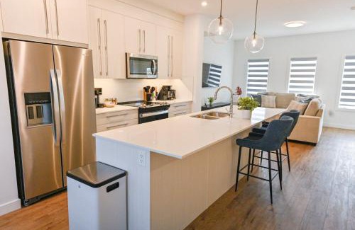 Chestermere House | Luxury 3 Bdrm 3 Bath townhome in Chestermere