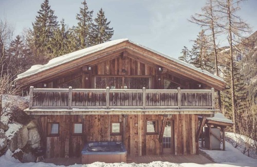 Les Bossons Ski Chalet | Luxury 3 bedroom chalet, jacuzzi, sauna