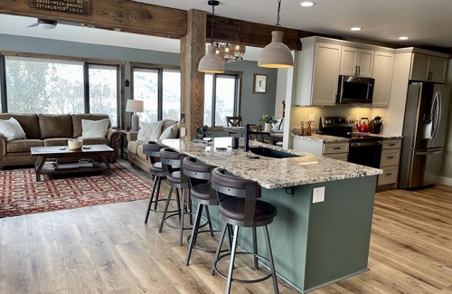 Gardiner House | Luxury 3 bed/2 bath river front house, 10 minutes from Yellowstone Park