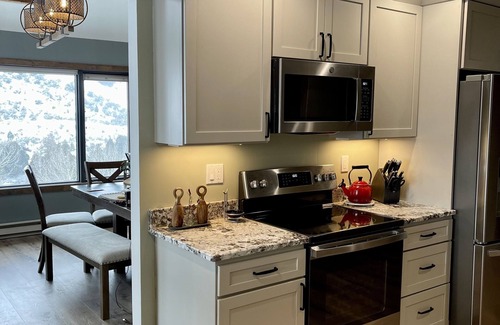 Gardiner House | Luxury 3 bed/2 bath river front house, 10 minutes from Yellowstone Park