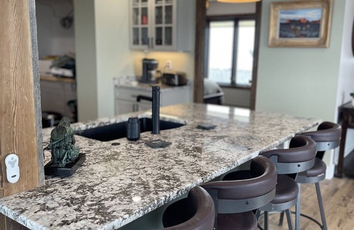 Gardiner House | Luxury 3 bed/2 bath river front house, 10 minutes from Yellowstone Park