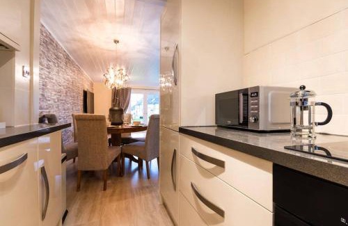 South Cerney Villa | Luxury 3 Bed Home by the Lake