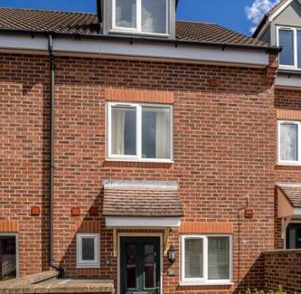 Cribbs Causeway House | Luxury 3 Bed house, 8 people, with street parking!