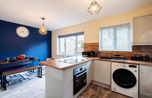 High Hazels House | Luxury 3 bed house near centre, close to shops