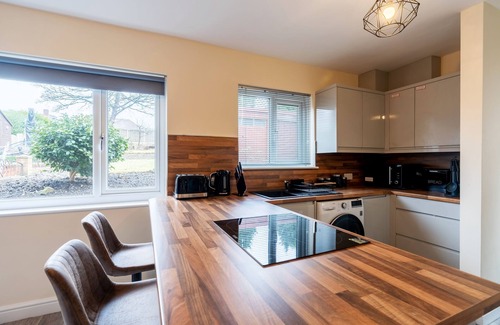 High Hazels House | Luxury 3 bed house near centre, close to shops