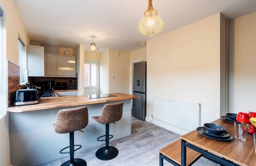 High Hazels House | Luxury 3 bed house near centre, close to shops
