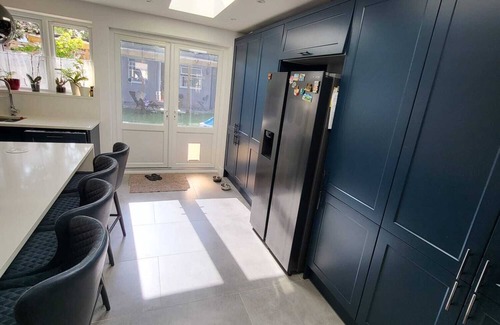 Enfield Highway House | Luxury 3-Bed London Home 3 stops away from Tottenham Stadium – 5* for Holidays