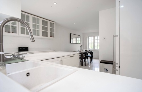 South Bermondsey House | Luxury 3 Bed Shard View House! Private parking,Garden, on Door step of the city!