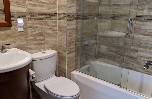 Upper Manhattan House | Luxury 3 Bedroom 3 Bath w Private Garden 2 stops to Central Park or Times Square