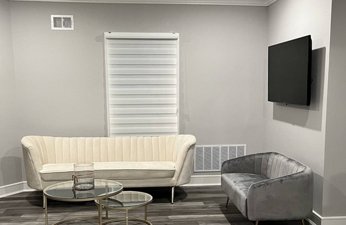 Westwood House | Luxury 3 Bedroom Apartment Downtown , Next to Train & Bus to NYC