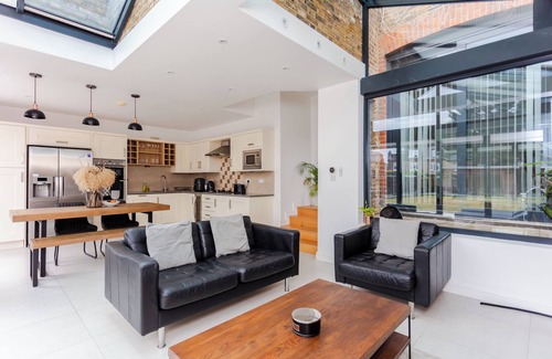 Streatham Hill Apartment | Luxury 3 bedroom apartment with large garden & gym