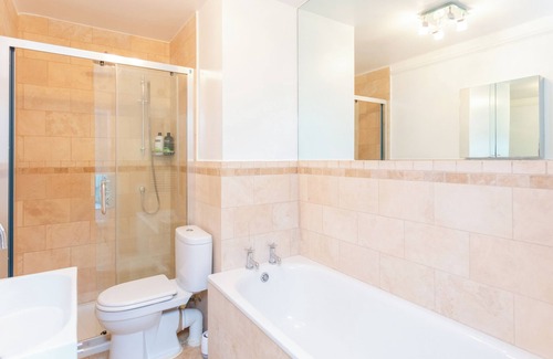 Streatham Hill Apartment | Luxury 3 bedroom apartment with large garden & gym