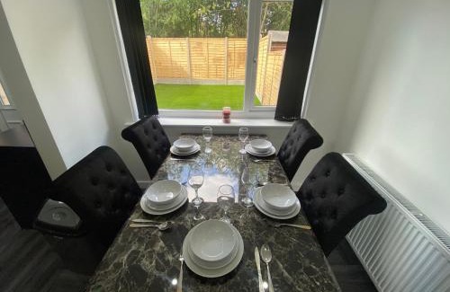 Leeds House | Luxury 3 Bedroom Holiday Home -Jaquzzi Bath - Private Parking- sleeps 6