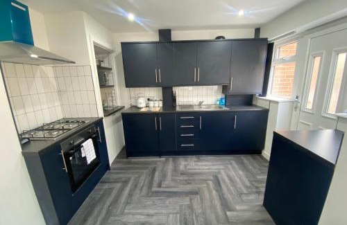 Leeds House | Luxury 3 Bedroom Holiday Home -Jaquzzi Bath - Private Parking- sleeps 6