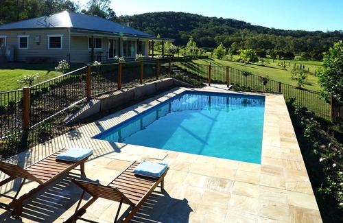 Wollombi House | Luxury 3 bedroom house and private pool