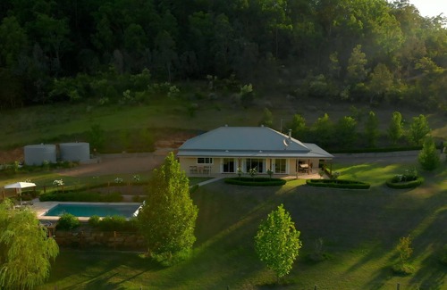 Wollombi House | Luxury 3 bedroom house and private pool