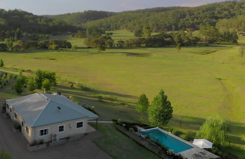 Wollombi House | Luxury 3 bedroom house and private pool