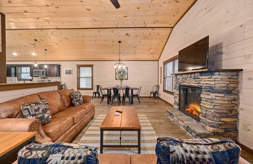 Pigeon Forge Cabin | Luxury 3-BR Cabin ★ Minutes From Parkway ★ Gameroom ★ Patio ★ Hot Tub
