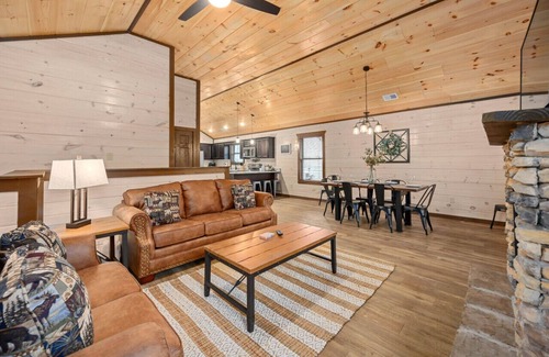 Pigeon Forge Cabin | Luxury 3-BR Cabin ★ Minutes From Parkway ★ Gameroom ★ Patio ★ Hot Tub