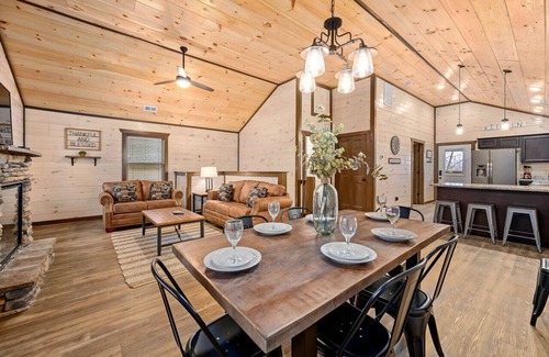 Pigeon Forge Cabin | Luxury 3-BR Cabin ★ Minutes From Parkway ★ Gameroom ★ Patio ★ Hot Tub