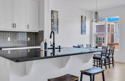 Southeast Calgary House | Luxury 3BDR large House-4 mins to Seton Hospital-Parking/Pet Free