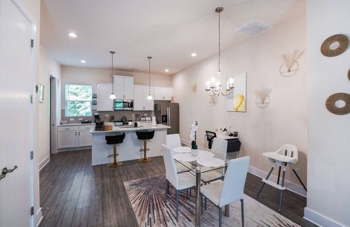 Charlotte House | Luxury 3BR Townhome Near Uptown Family-Friendly + Business Re