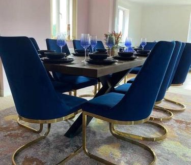 Newtown House | Luxury 4-5 Bed Home with Games Room and Balcony