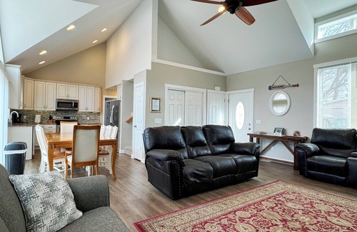 Shelbyville House | Luxury 4 bed, 2.5 bath Gun Lake Waterfront Home w/paddleboards/kayaks, free wifi