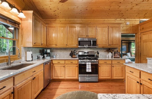 Blue Ridge Cabin | Luxury 4 bed, 3 bath cabin in Blue Ridge - views, hot tub, game room, & firepit.