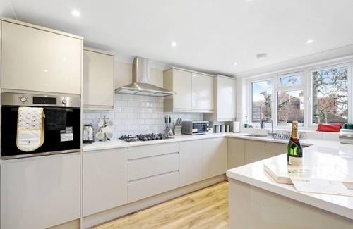 Preston House | Luxury 4 Bed house in Wembley - Garden