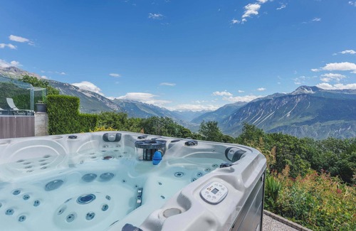 Randogne Ski Chalet | Luxury 4-Bedroom Chalet with Hot Tub & Game Room in Crans-Montana
