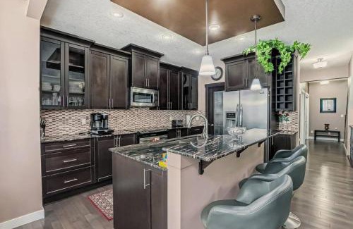 Panorama Hills House | Luxury 4 Bedroom Cozy Home close to YYC, Shops, DT, Stampede, Mountains and many amenities in Panorama Hills NW Calgary