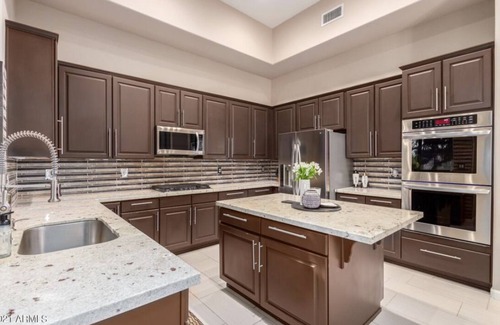 Glen Eagle Villa | Luxury 4-bedroom Desert Villa w/Pool & BBQ - Great Location!