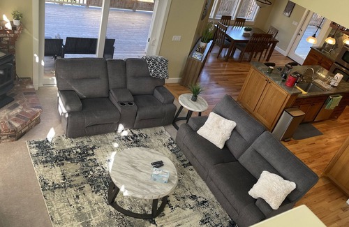 Cutten House | Luxury 4 Bedroom Home with Fireplace & Jacuzzi