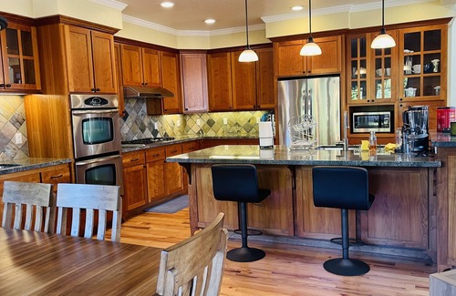 Cutten House | Luxury 4 Bedroom Home with Fireplace & Jacuzzi